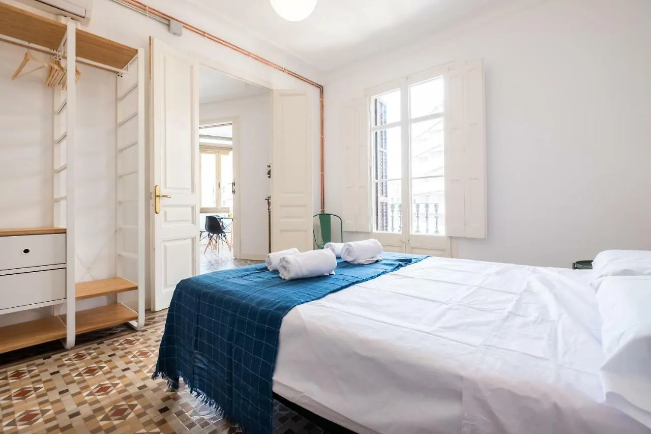 B32-Sunny And Modernist Apartment For Groups In Center Barcelona