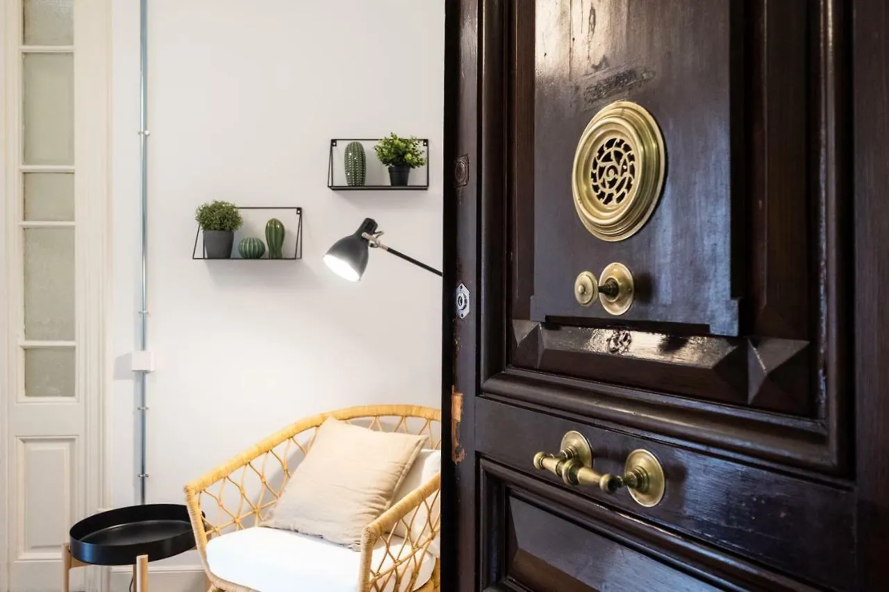 B32-Sunny And Modernist Apartment For Groups In Center Barcelona Spain
