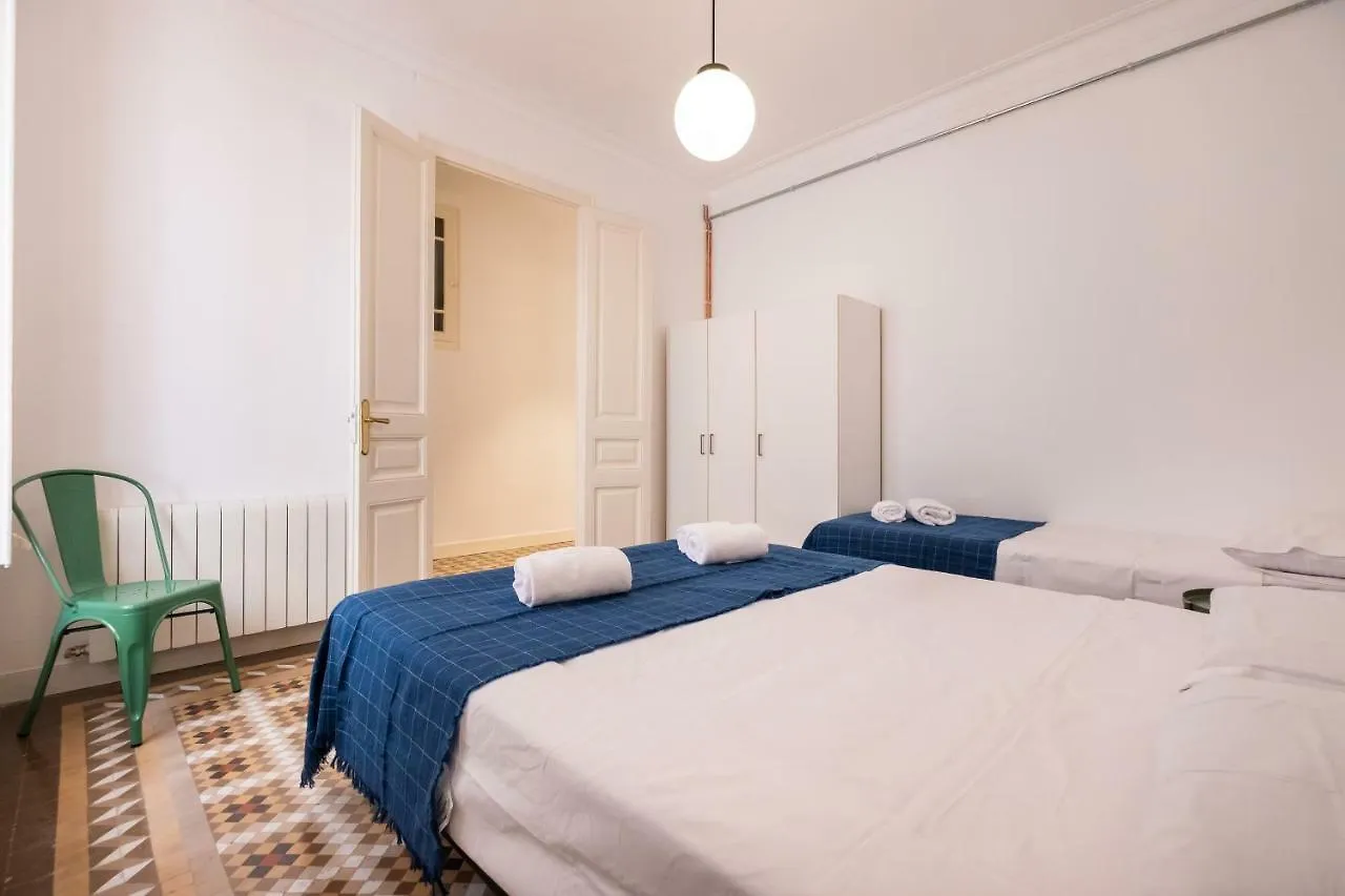 B32-Sunny And Modernist Apartment For Groups In Center Barcelona Spain