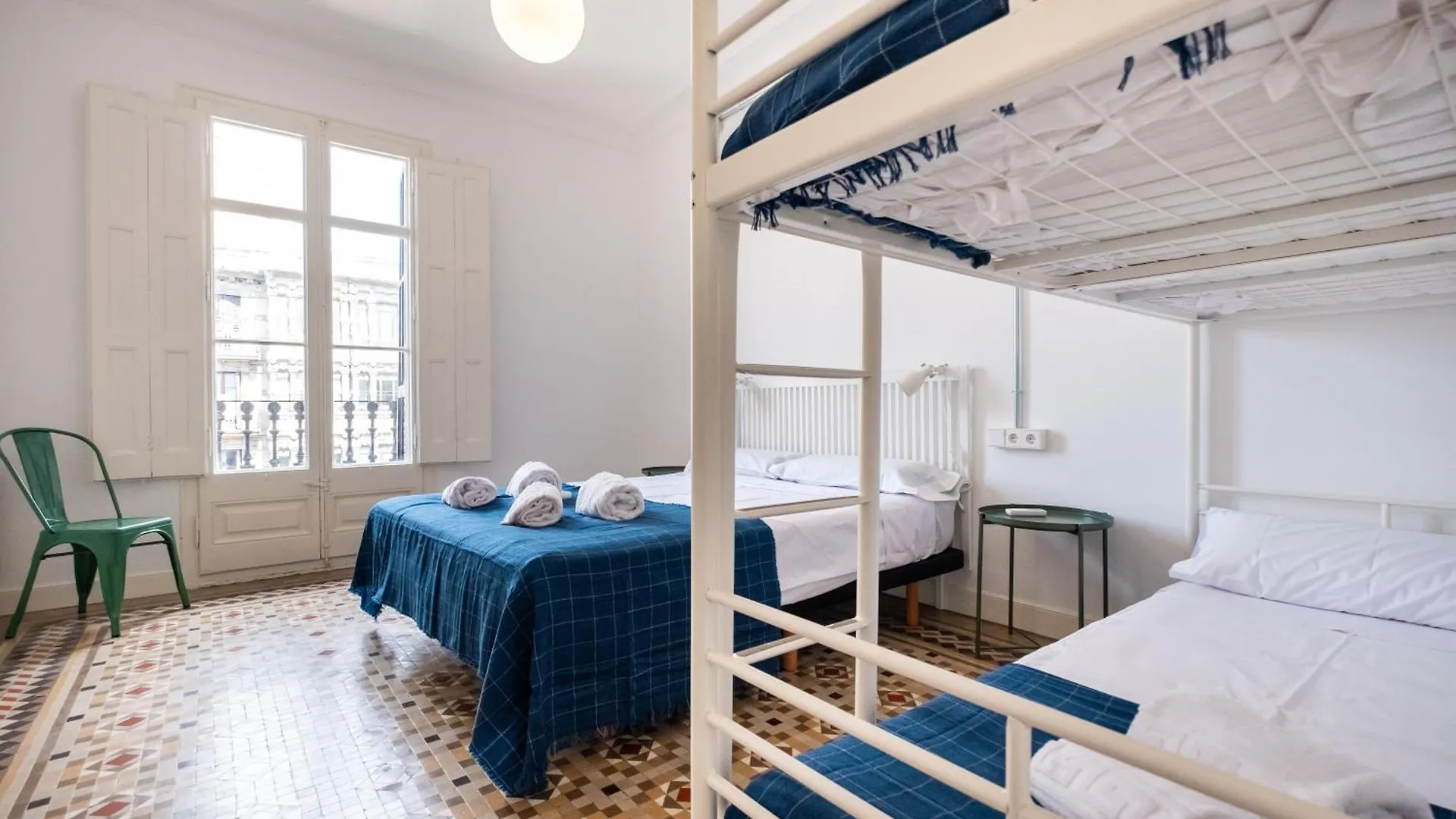 B32-Sunny And Modernist Apartment For Groups In Center Barcelona