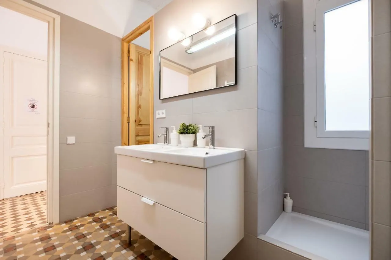 B32-Sunny And Modernist Apartment For Groups In Center Barcelona