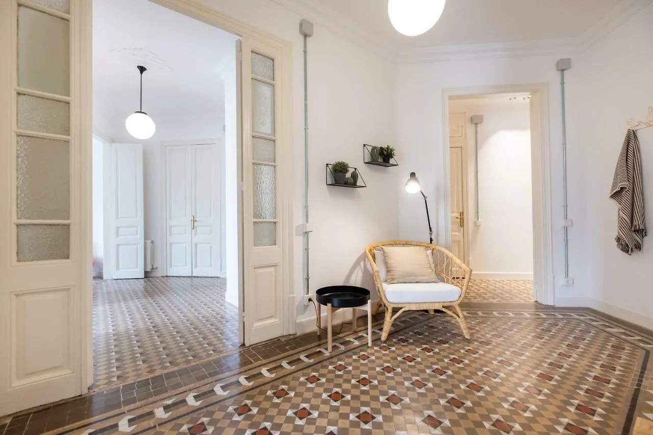 B32-Sunny And Modernist Apartment For Groups In Center Barcelona