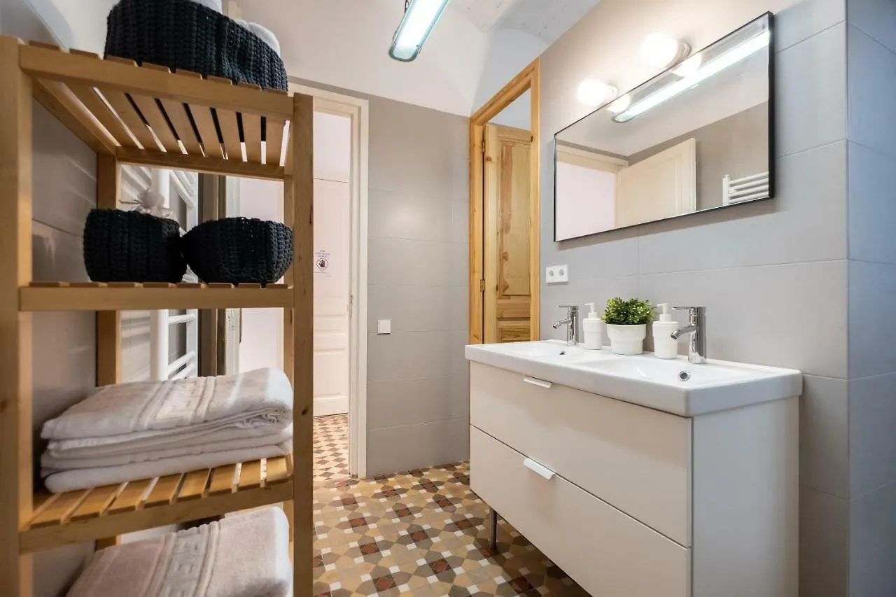 B32-Sunny And Modernist Apartment For Groups In Center Barcelona