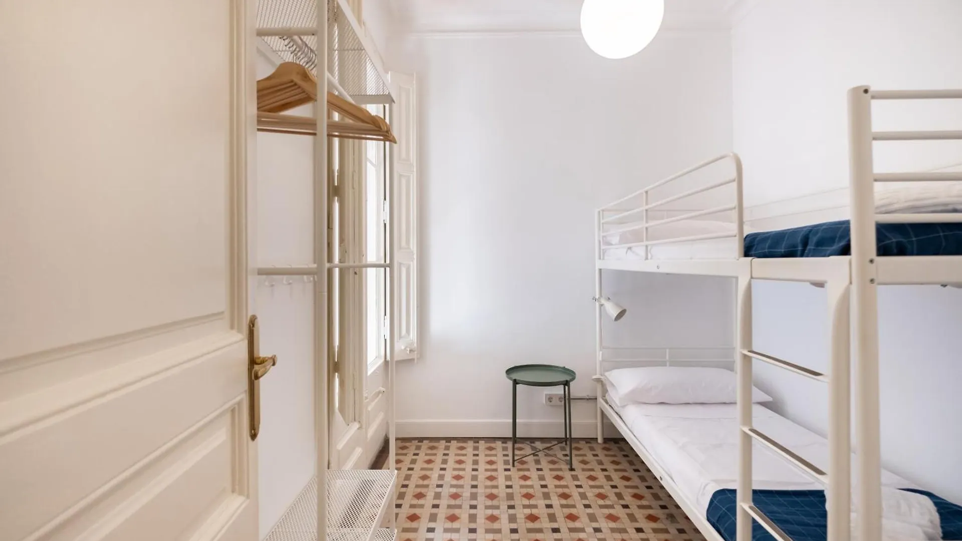 B32-Sunny And Modernist Apartment For Groups In Center Barcelona Spain