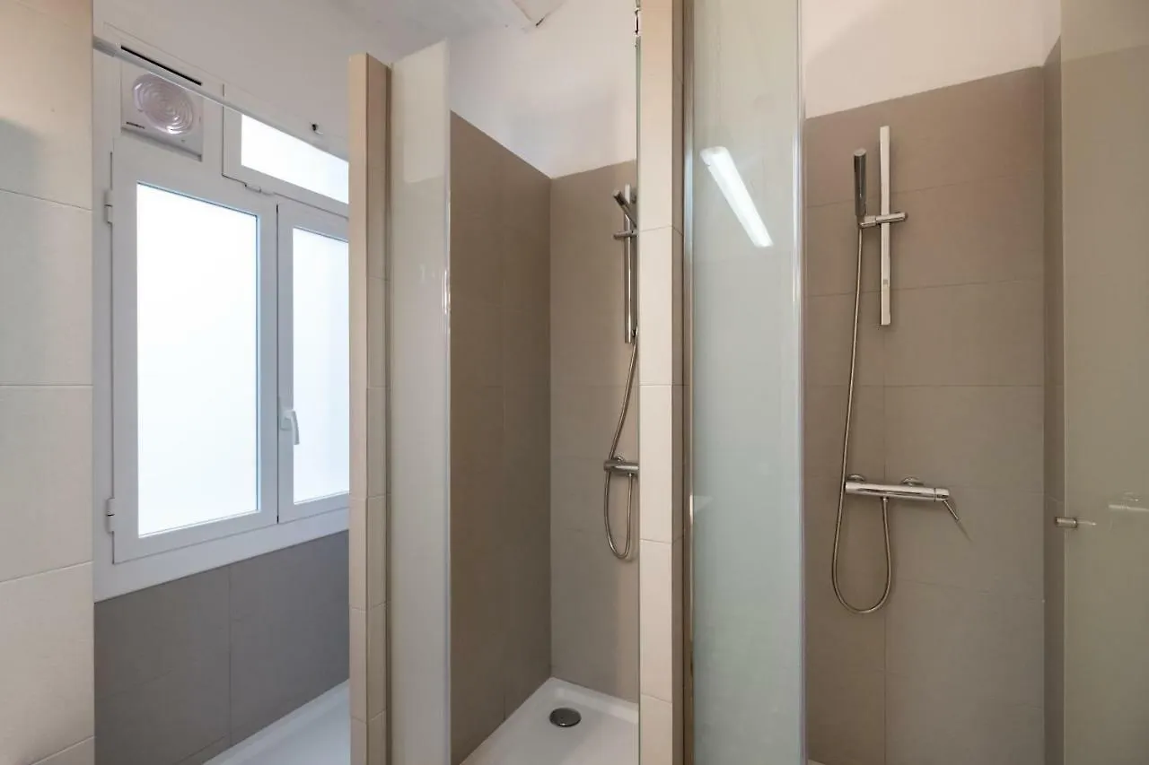 B32-Sunny And Modernist Apartment For Groups In Center Barcelona Spain