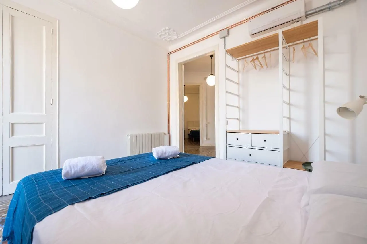 B32-Sunny And Modernist Apartment For Groups In Center Barcelona Spain